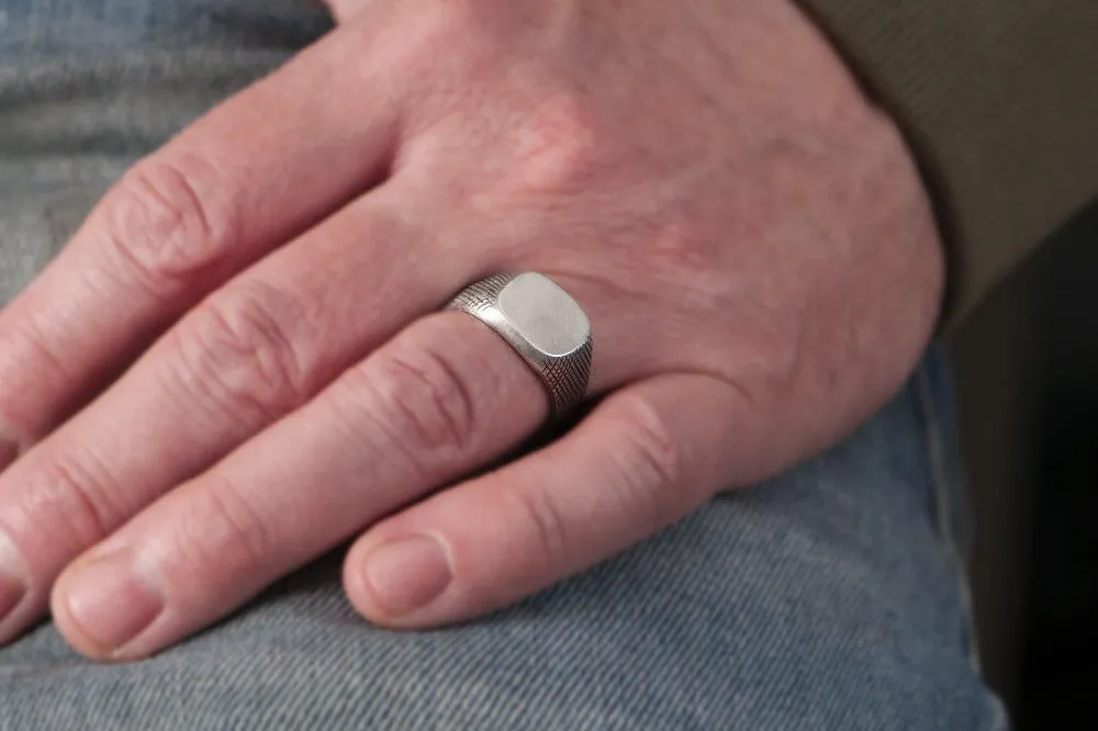 #017 - Signet Ring Grip