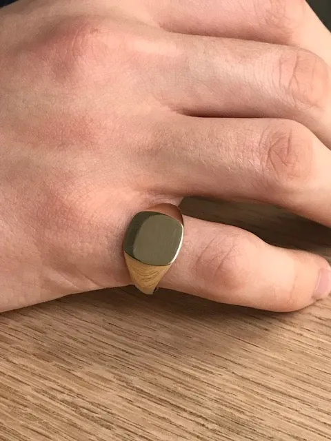 9ct yellow gold Gents cushion signet ring
