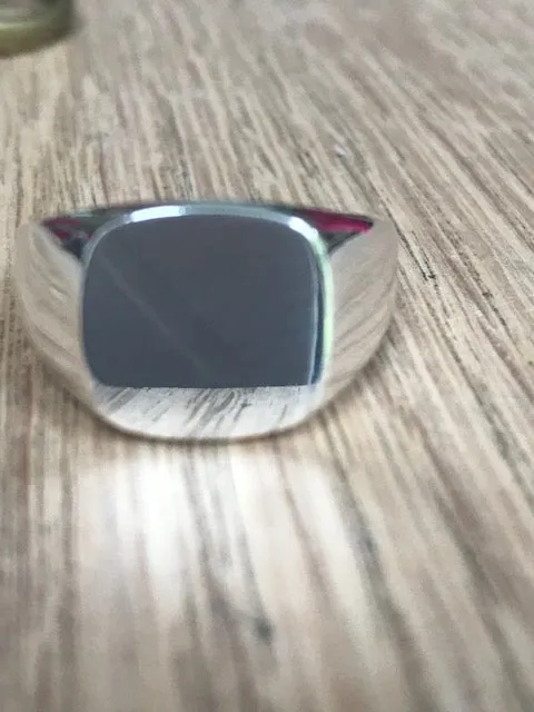 9ct yellow gold Gents cushion signet ring