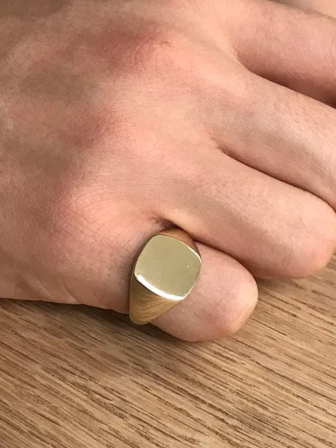 9ct yellow gold Gents cushion signet ring