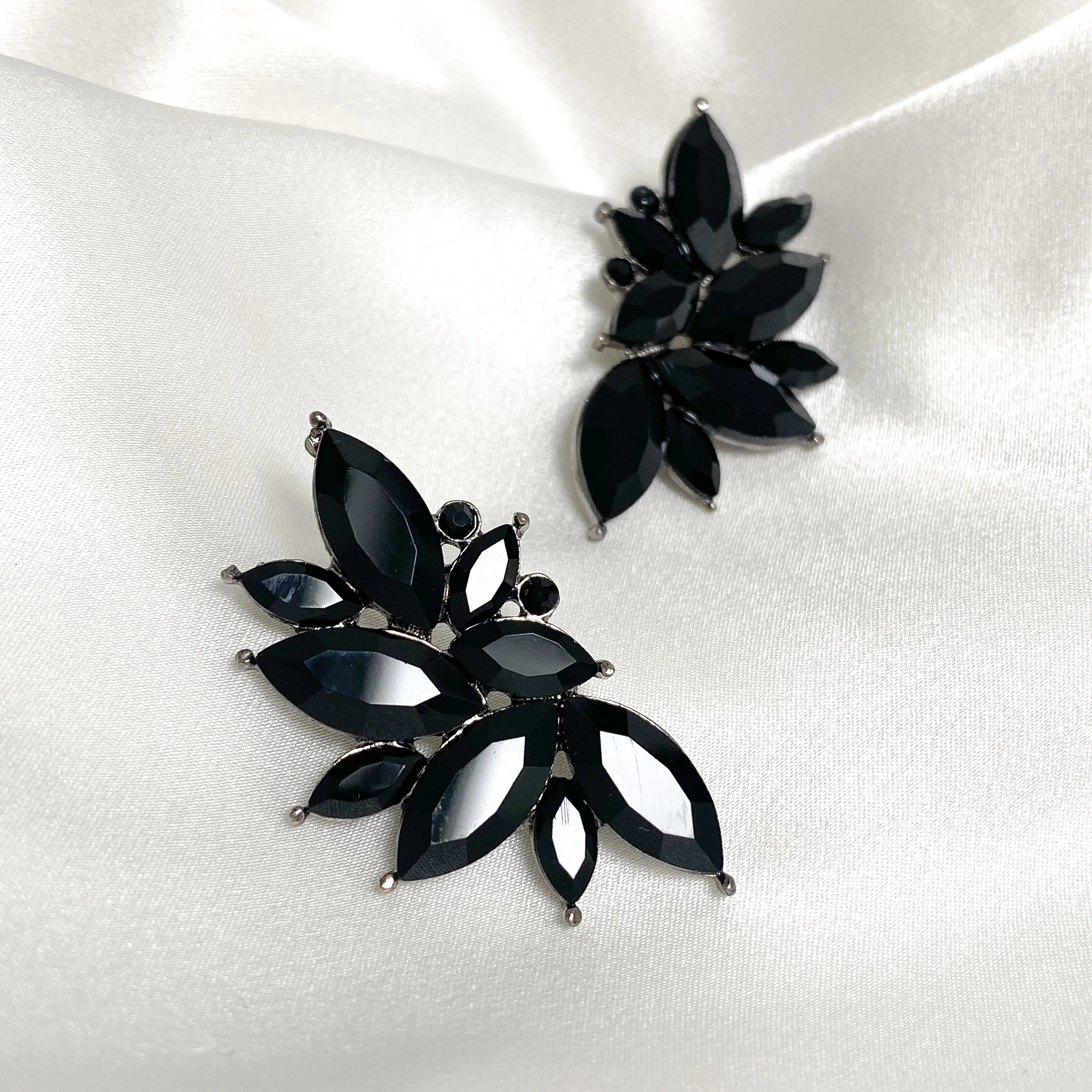 ADE  Rhinestone Petal Earrings - Blue / Black