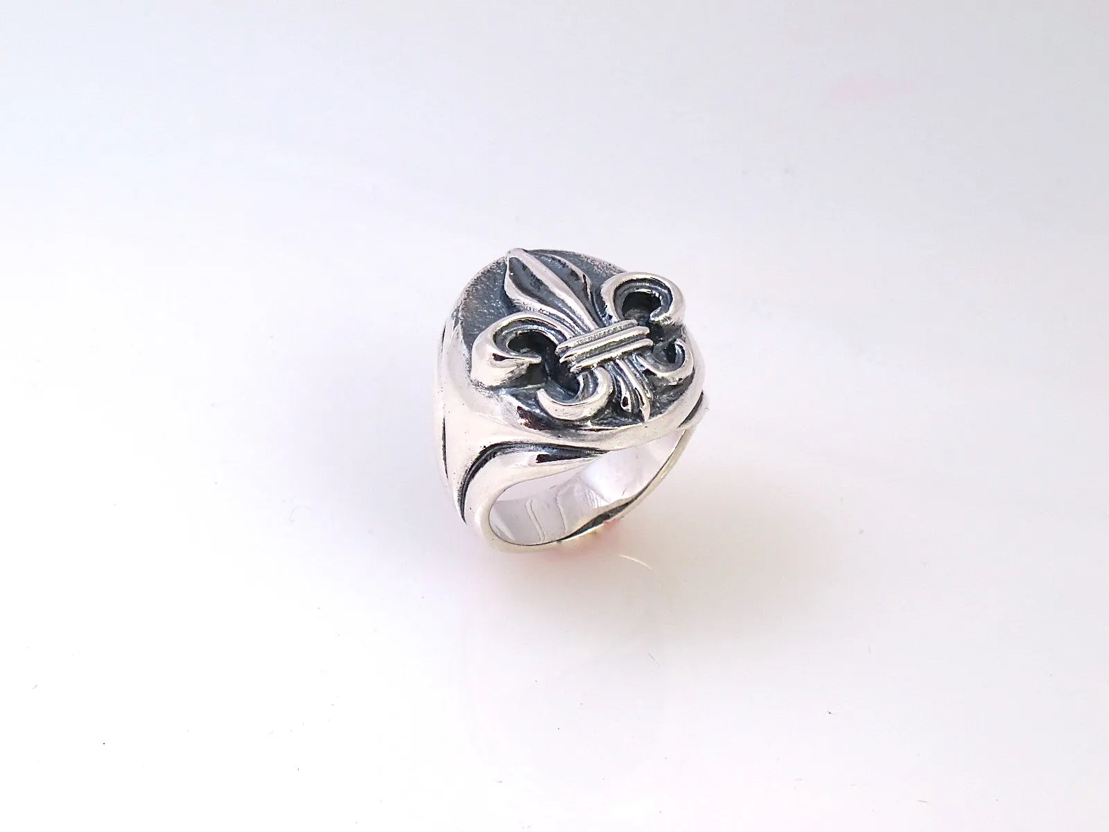 #DR - 11 Fleur di Lis Signet Ring