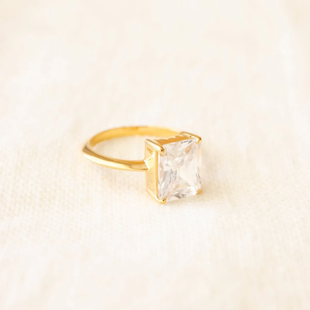 LOVE VINTAGE SOLITAIRE RING - CUBIC ZIRCONIA & GOLD