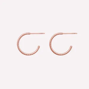 SMALL TEXTURED HOOP EARRINGS IN ROSE GOLD
